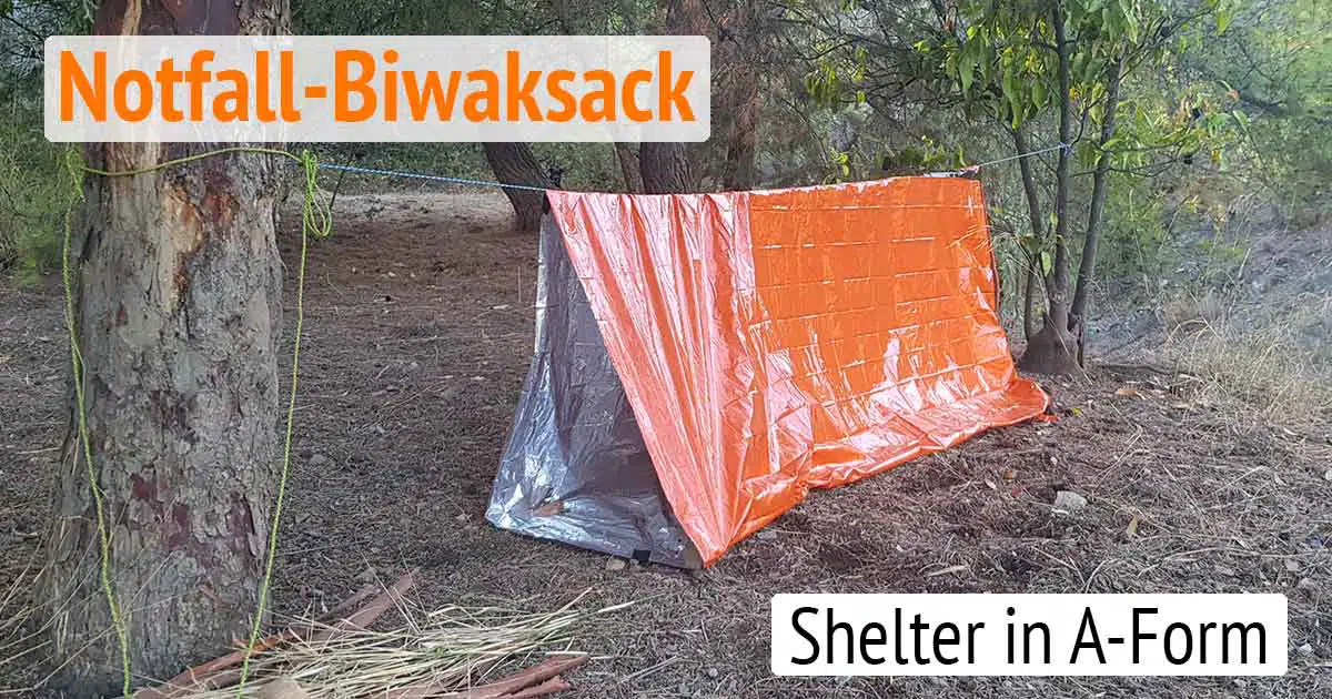 Bauen eines Shelter zum Schutz gegen Hypothermie mit einem Notfall-Biwaksack