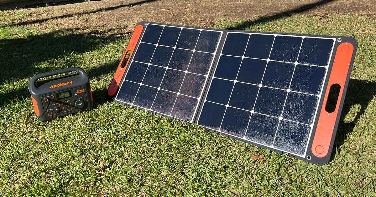 Solargenerator und Solarpanel in Betrieb bei Sonne