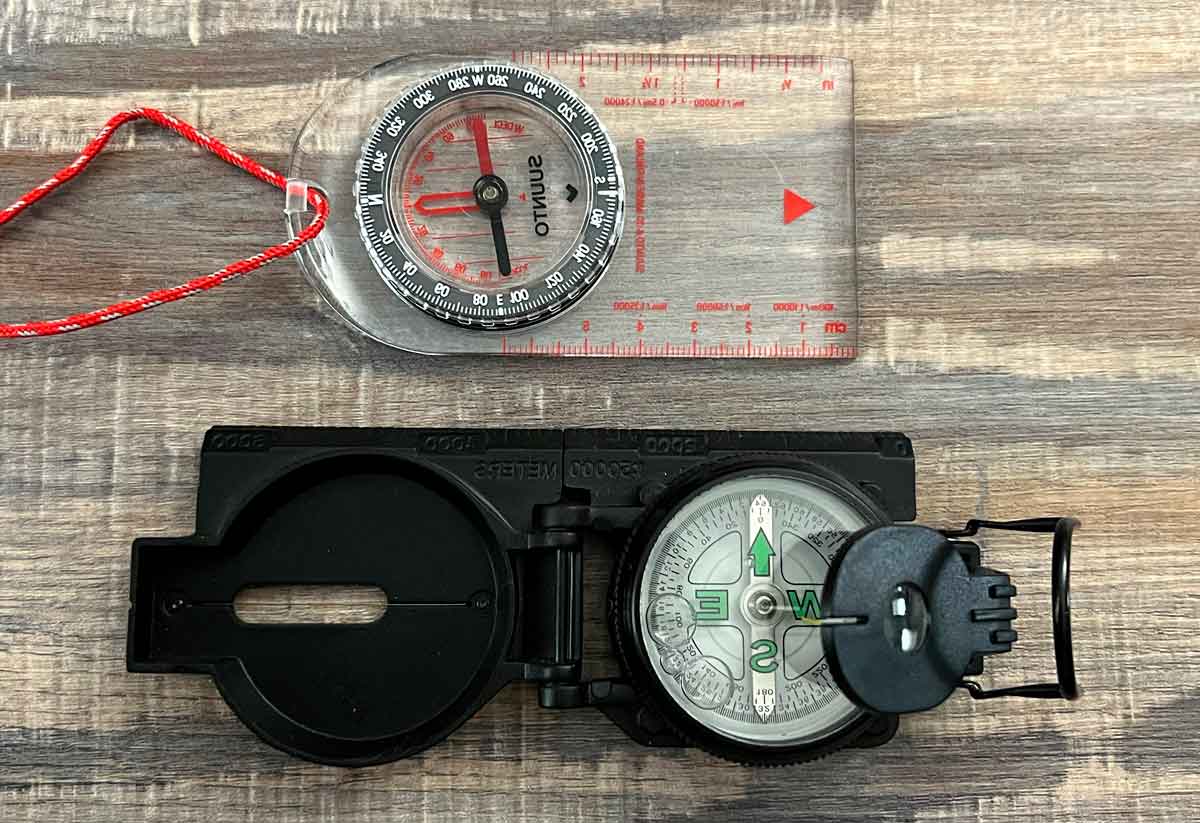 Kompassarten im Vergleich: Linealkompass und Liseatischer Peilkompass