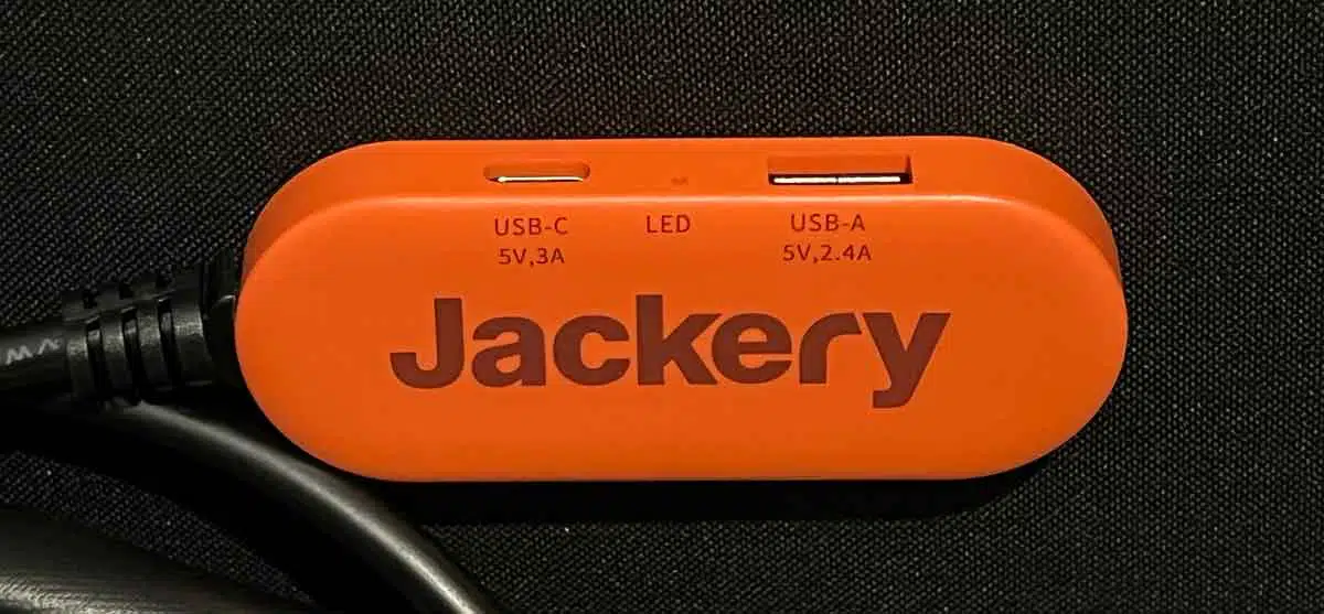 USB-A und USB-C Ausgang an Solarpanel Jackery SolarSaga