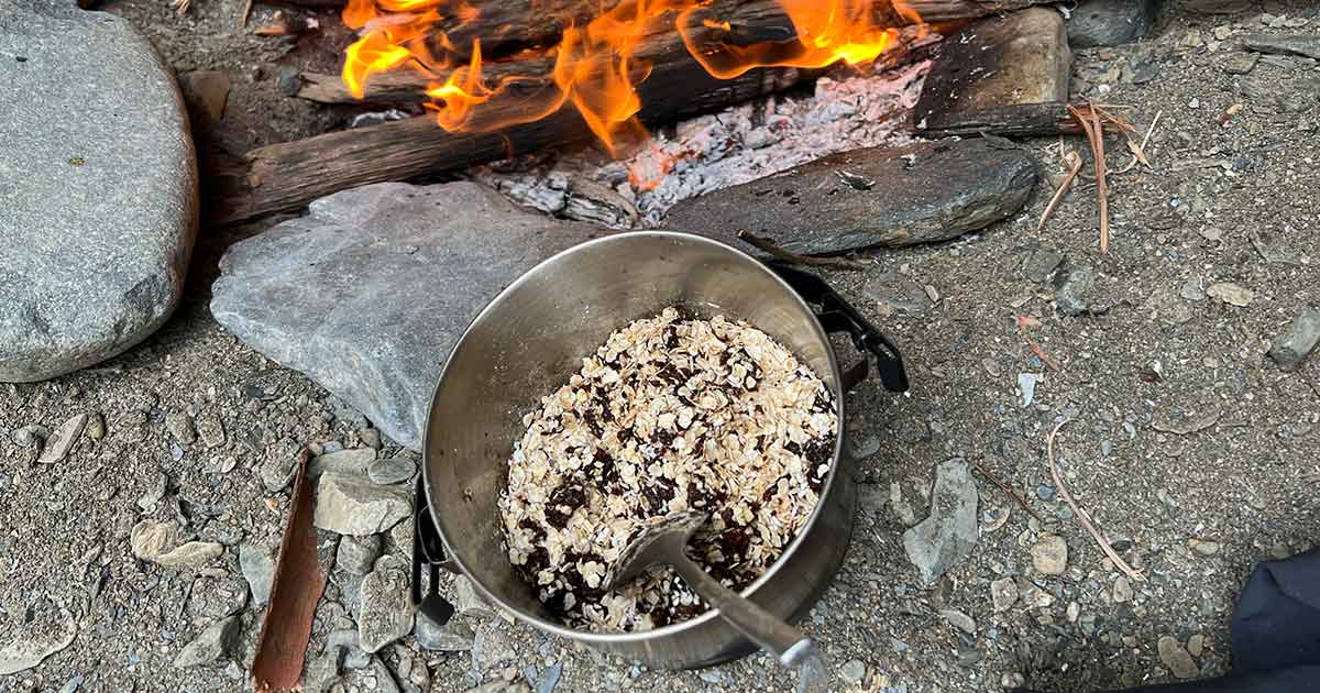 Hoosh Zutaten: Pemmikan und Haferflocken mit Wasser zu Porridge kochen