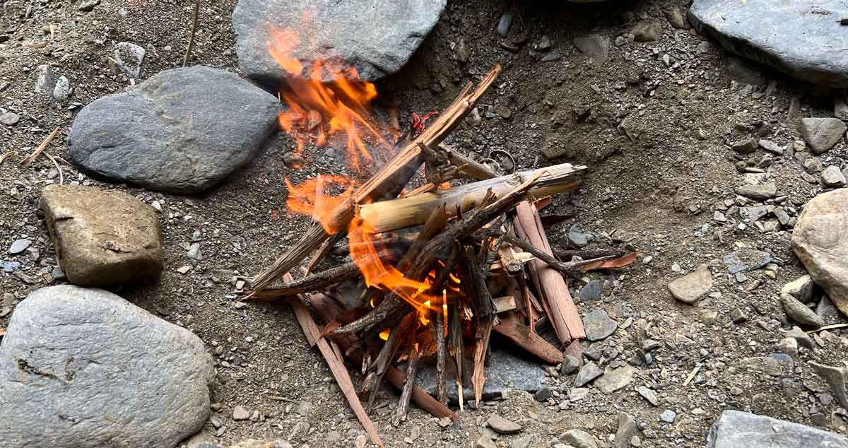 Feuerstelle für die Herstellung von Birkenpech, Steinzeitkleber