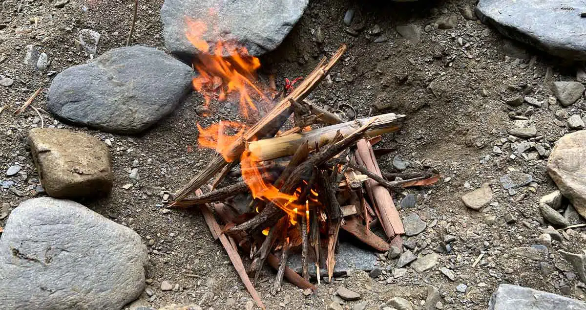 Feuerstelle für die Herstellung von Birkenpech, Steinzeitkleber