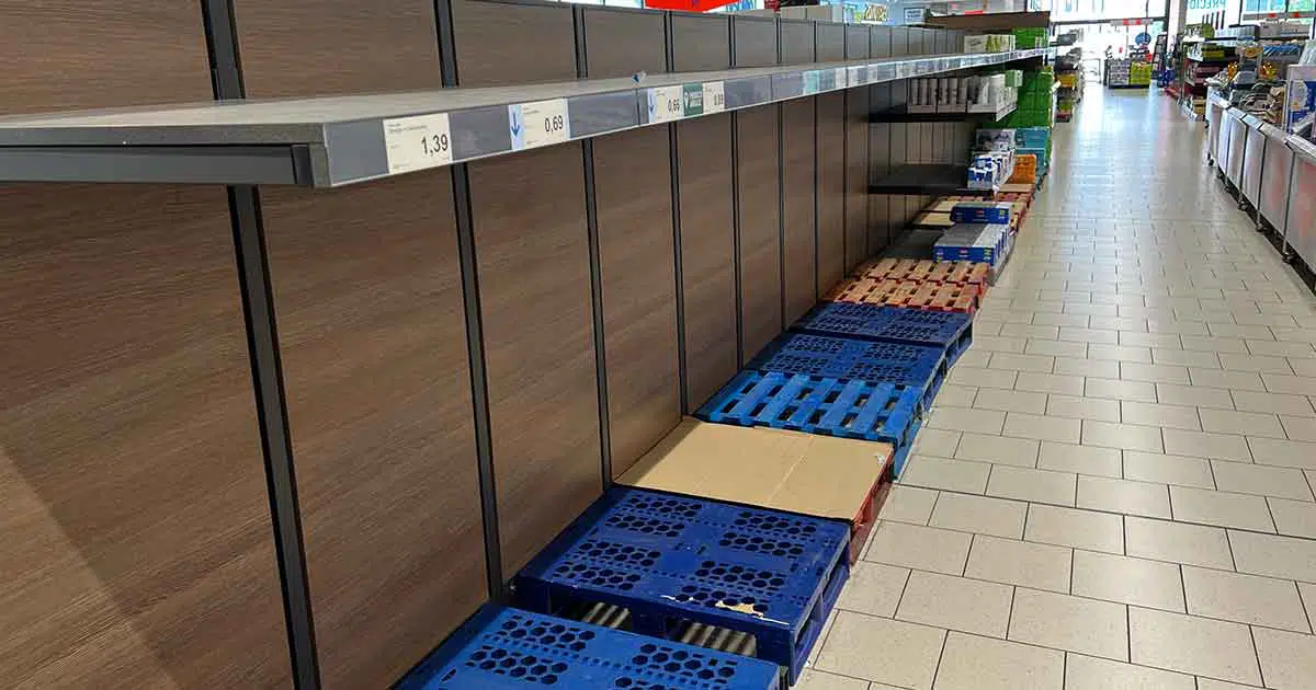 Leerre Regale im Supermarkt, Milch und Trinkwasser ausverkauft