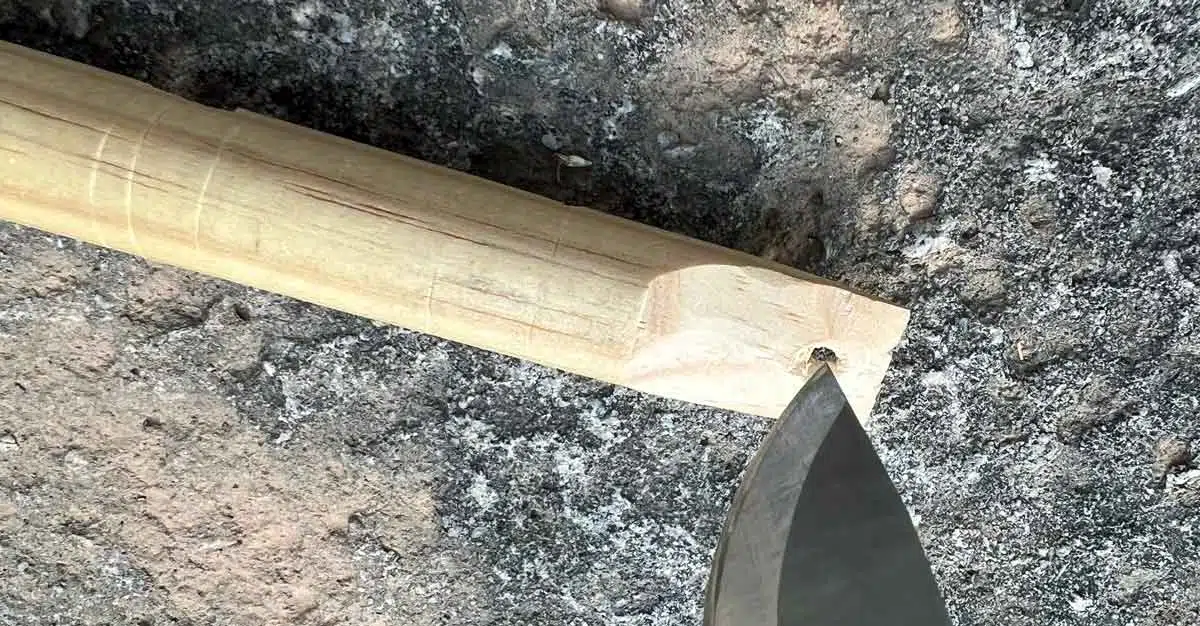 Loch ins Holz bohren mit einem Messer