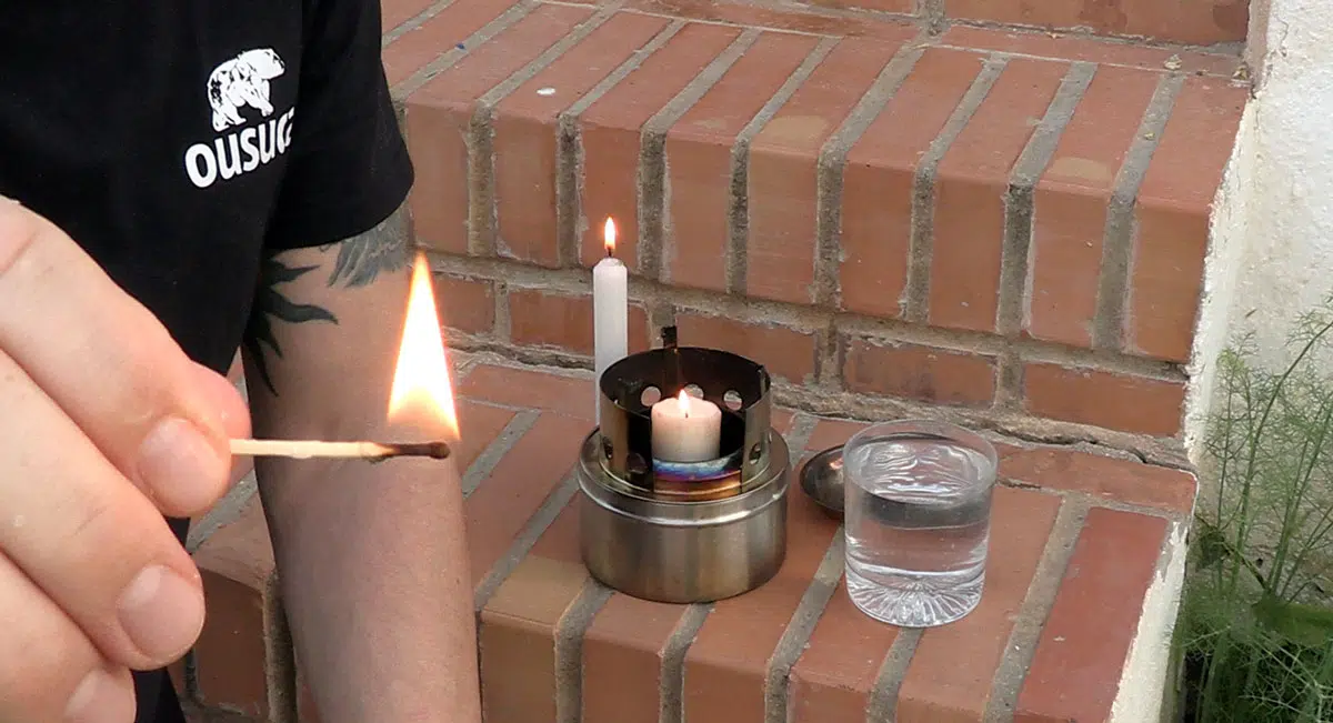 Wasserfeste Streichhölzer durch Wachs von Kerzen.