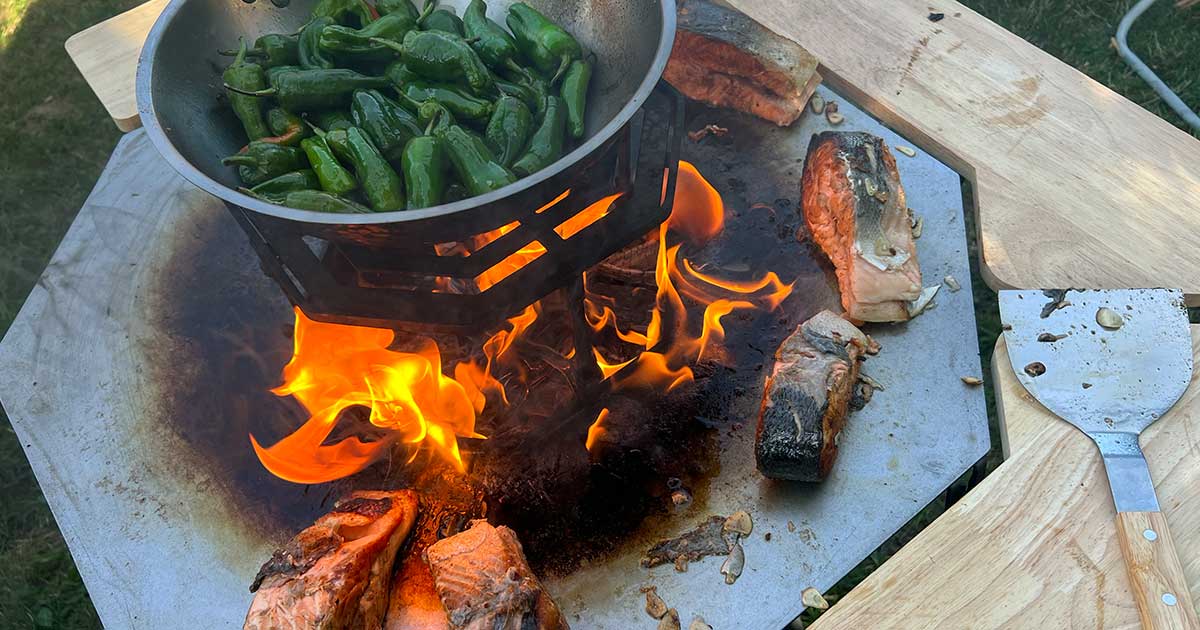 Braten, Kochen und Grillen ohne Strom auf dem Barbecue
