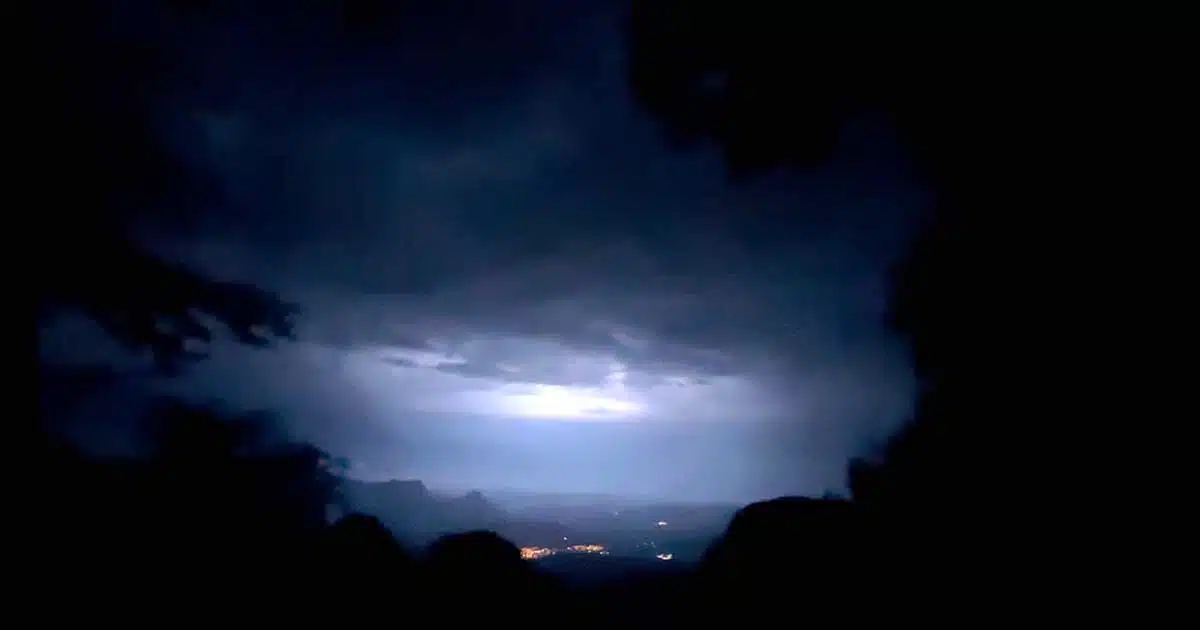 Blitz eines Gewitters von einer Höhle in den Bergen aufgenommen