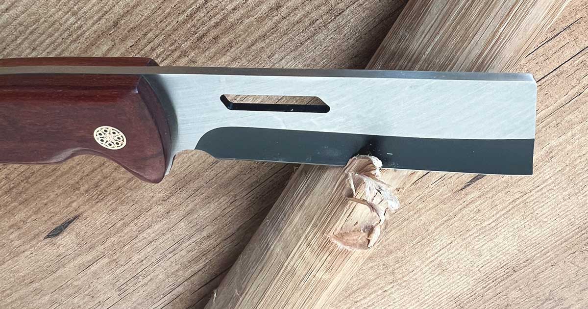 Schnitzen in Holz mit der 440C Klinge des kleinen Japaknives Outdoormesser Japaknives kleines Outdoormesser im Test beim Schnitzen von Holz