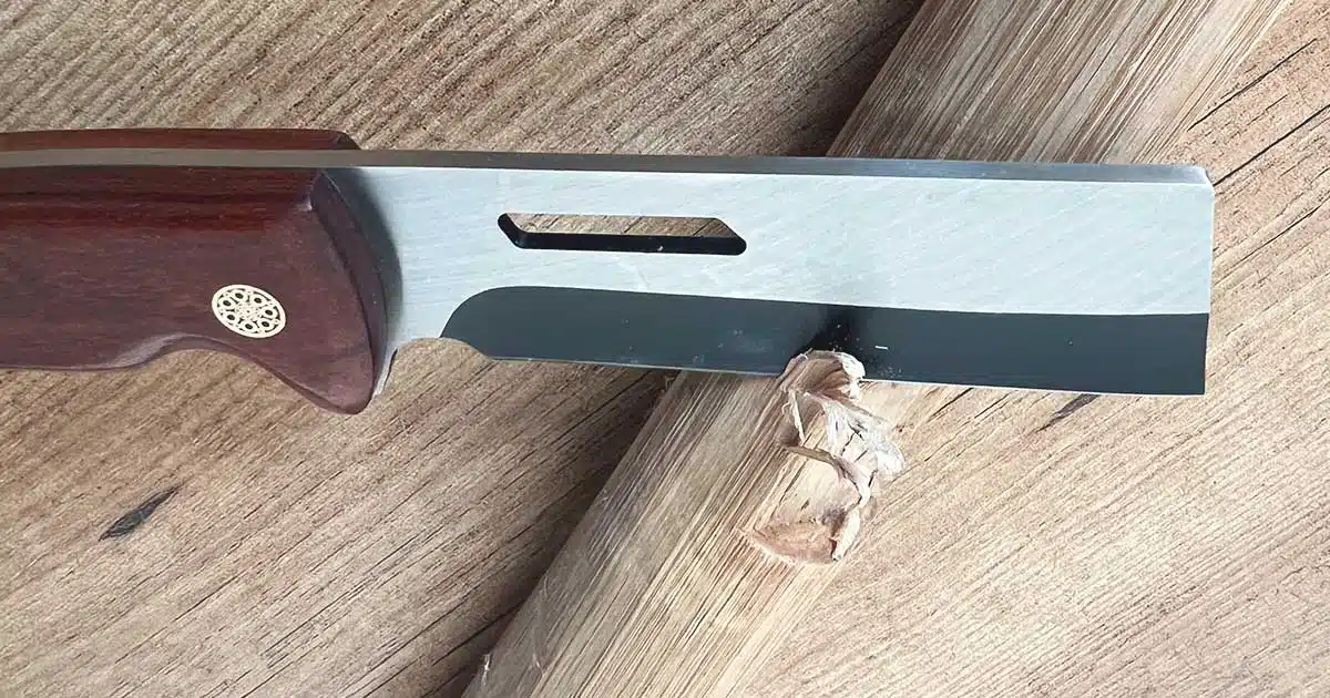 Japaknives kleines Outdoormesser im Test beim Schnitzen von Holz