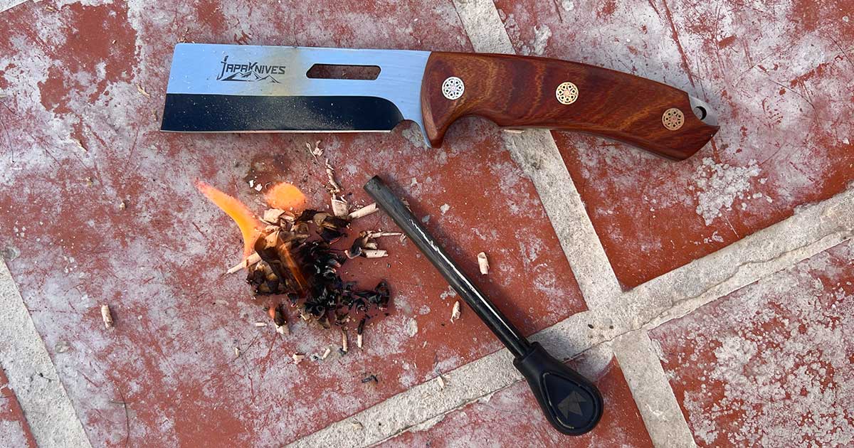 Test der Klinge des Japaknives mit dem Feuerstahl Funken schlagen an Feuerstahl mit der Japaknives Klinge