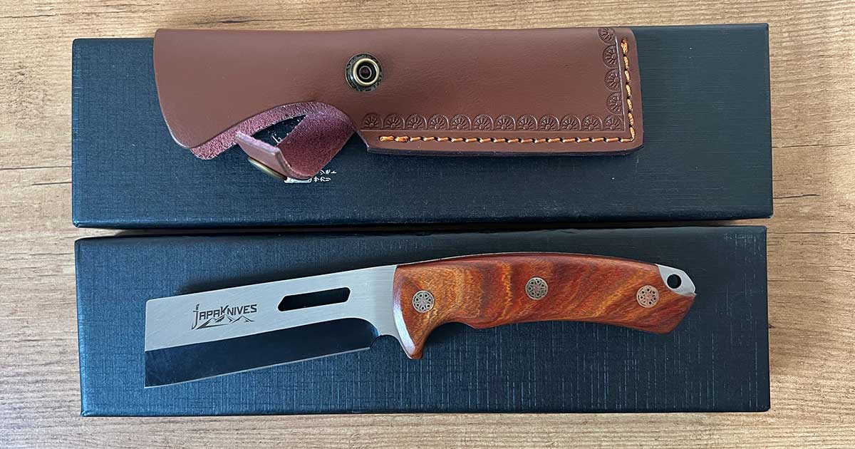 Lieferumfang bei Bestellung des Japaknives Outdoormesser Japaknives 10 cm Klinge mit Holster nach dem Auspacken