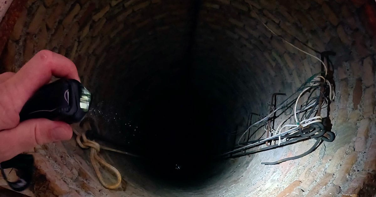 Brunnenwartung im Brunneninneren So wartest du einen Brunnen