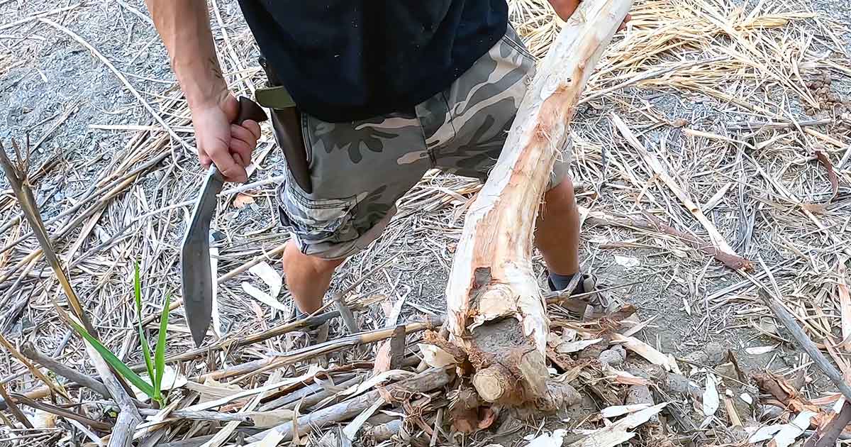 Keule als Waffe herstellen aus Holz, zuerst grob bearbeiten