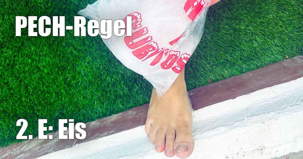 In Schritt 2 der PECH Regel kühle die betroffene Körperstelle Schritt 2 PECH Regel, Eis und Kühlen