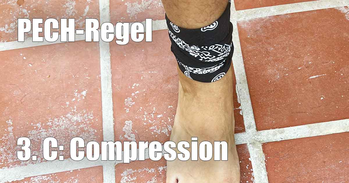 Lege im dritten Schritt der PECH Regel einen Kompressionsverband an, Compression In Schritt 3 gemäß der PECH Regel legst du einen Druckverband an (Kompression)
