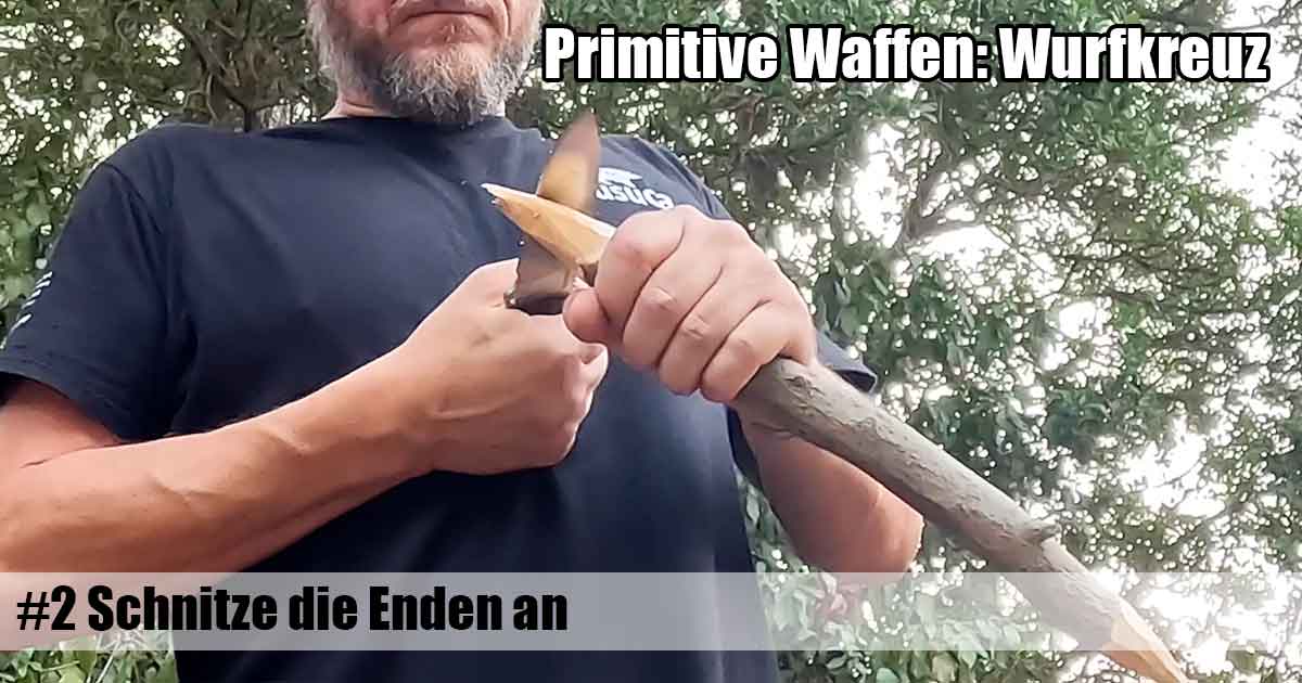 Im zweiten Schritt der Herstellung der primitiven Jagdwaffe werden die Enden spitz geschnitzt Primitive Waffe, Wurfkreuz bauen Schritt 2, Enden spitz schnitzen