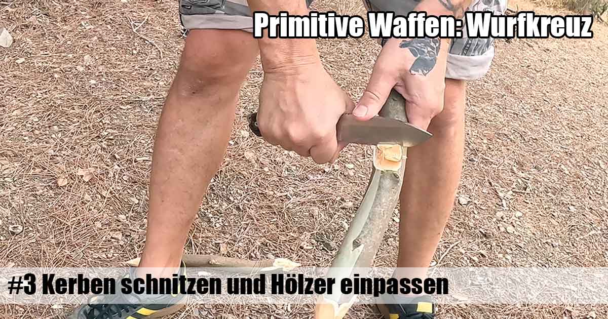 Im dritten Schritt schnitze mittig Kerben in das Wurfkreuz Primitive Jagdwaffe bauen, 3, Kerben schnitzen