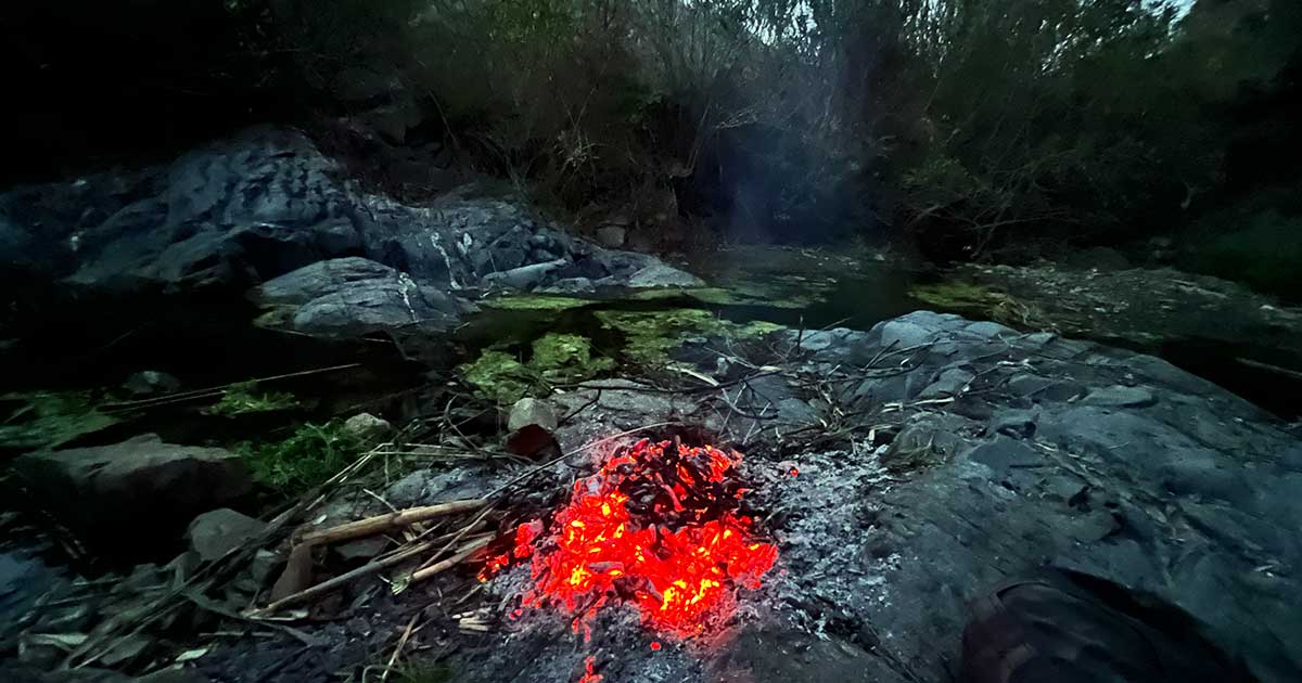 Feuer machen ist im Wald verboten, im eigenen Garten oder mit Genehmigung erlaubt Feuer machen in Wald und Landschaft ist verboten, erlaubt auf Privatbesitz, Garten
