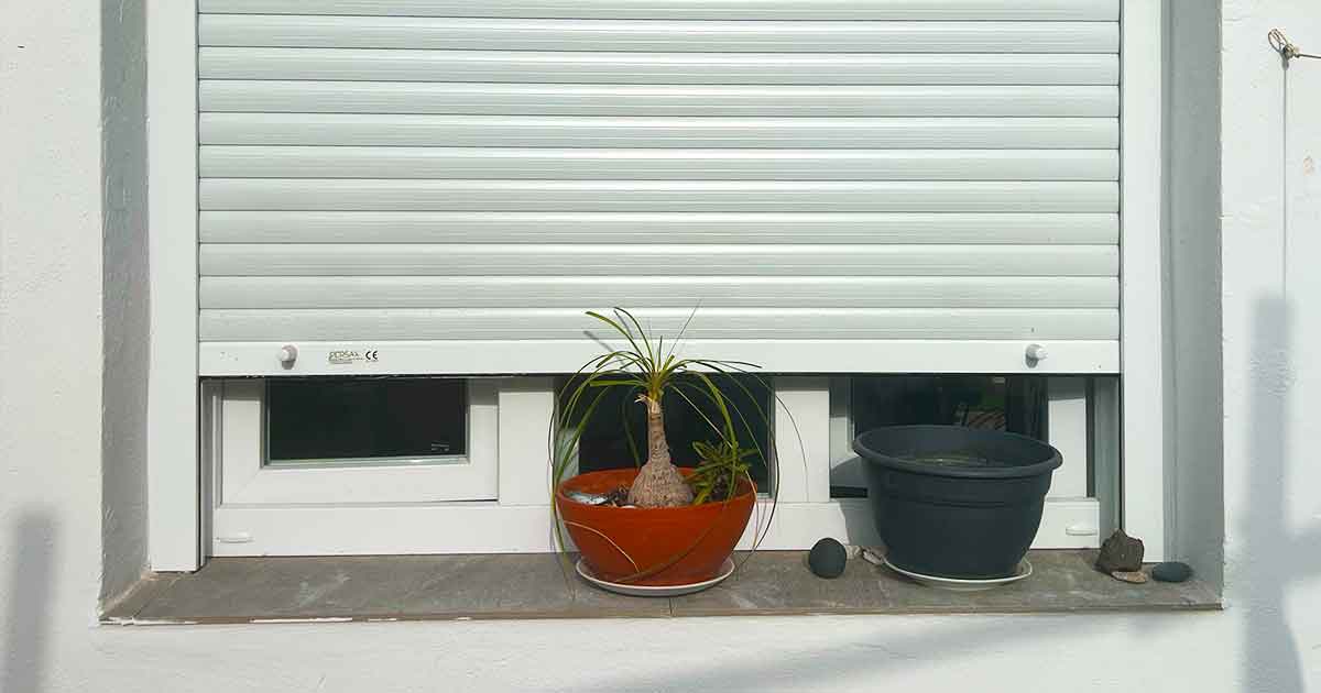 Haus kühl halten ohne Klimaanlage und Ventilator durch heruntergelassene Rollläden