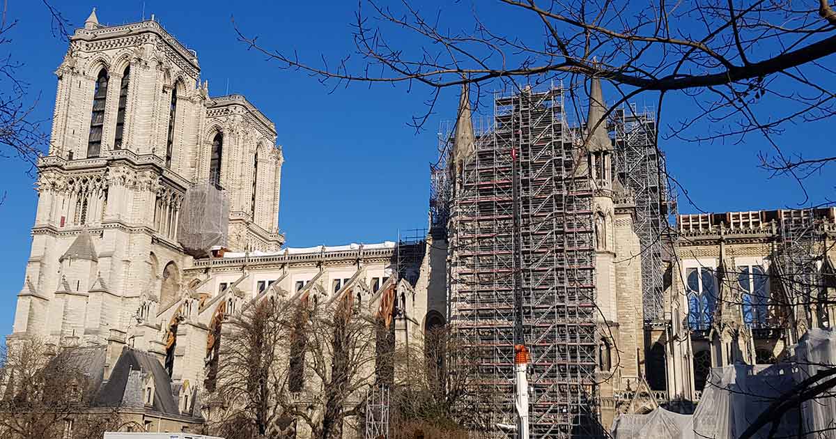 Auch Baugerüste können sich für Übernachtungen in Städten eignen Übernachten in der Stadt auf einem Baugerüst (Paris)