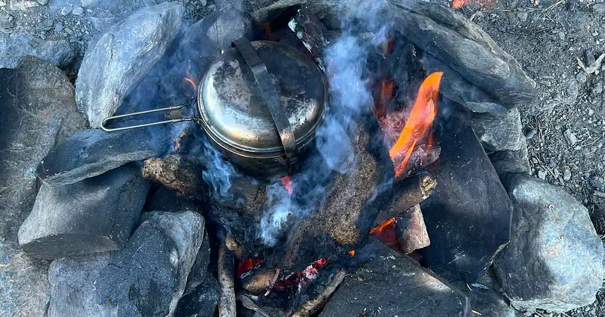 Kuhdung als Brennmaterial in einer Feuerstelle