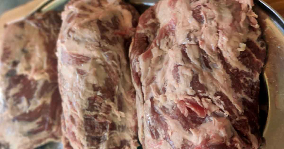 Frisches Fleisch muss im Kühlschrank aufbewahrt werden Fleisch im Kühlschrank aufbewahren, direkt verzehren oder haltbarer machen durch Erhitzen