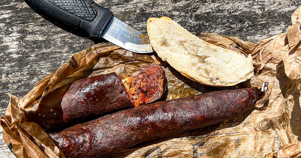 Brot und Hartwurst werden nicht im Kühlschrank gelagert Hartwurst und Brot ohne Kühlschrank aufbewahren