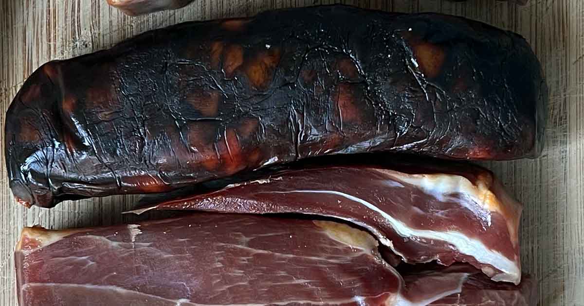 Geräucherte und gepökelte Wurst und Schinken ohne Kühlung haltbar Haltbare Wurst und Schinken durch Pökeln und Räuchern