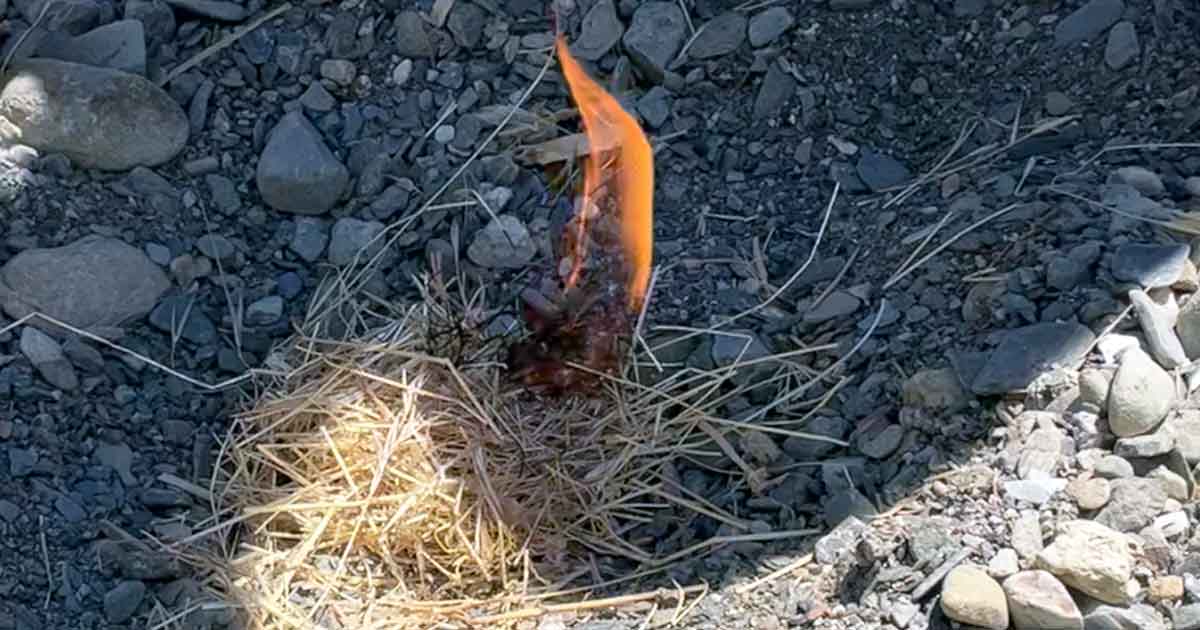 Mit Feuerstahl entzündeter Zunder in Flammen