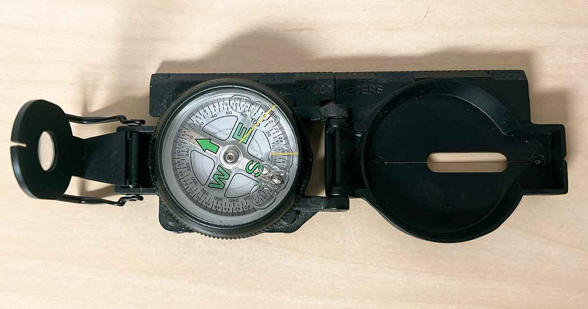 Peilkompass mit verstellbarer Peilmarke