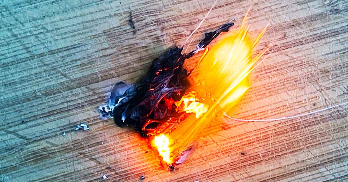 Magnesiumspäne entzünden sich durch Feuerstahl Funken und brennen schnell und heiß