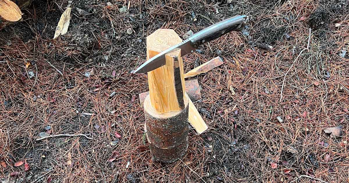 Durch Batoning wird die grobe Form des Holzhammer herausgearbeitet