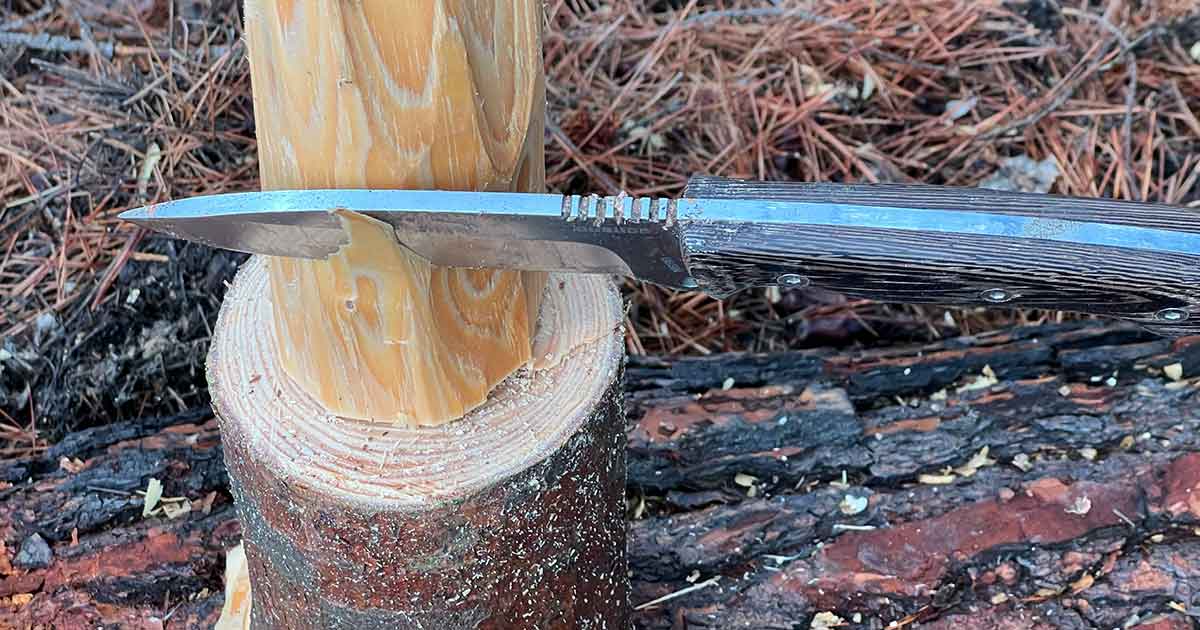 Durch Schnitzen mit dem Messer wird der Holzhammer fein bearbeitet